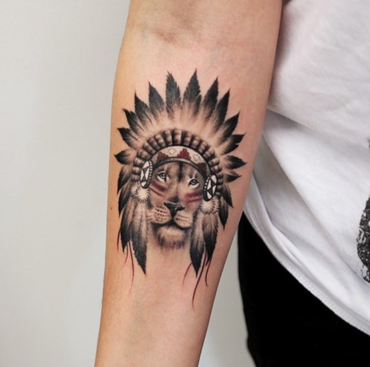 Стильные тату со львом: 70 шикарных идей для мужчин и женщин