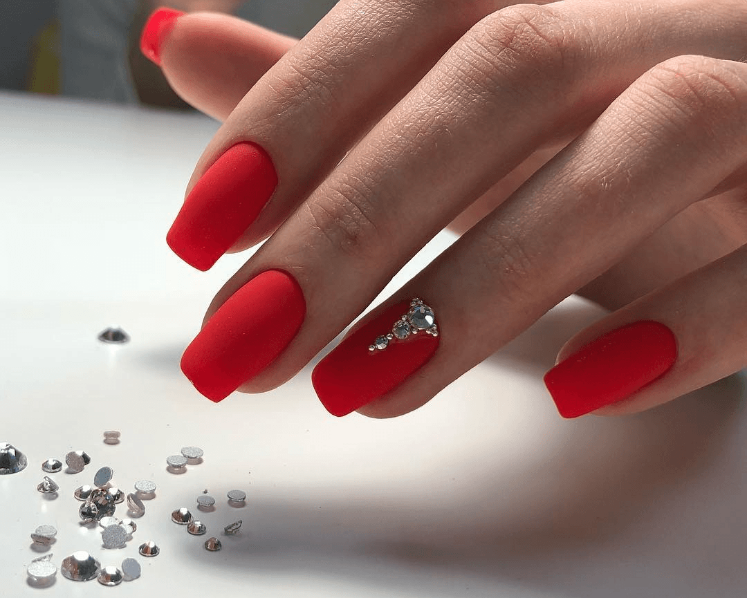 Красивые красные матовые ногти