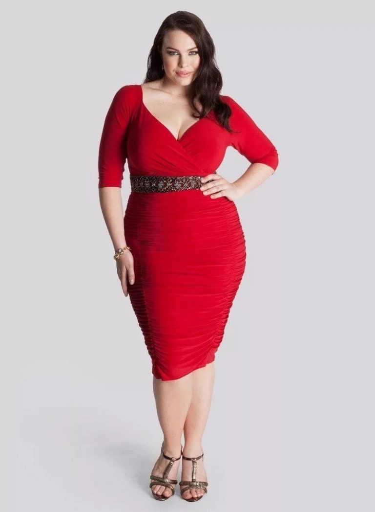 Полная женщина в красном платье