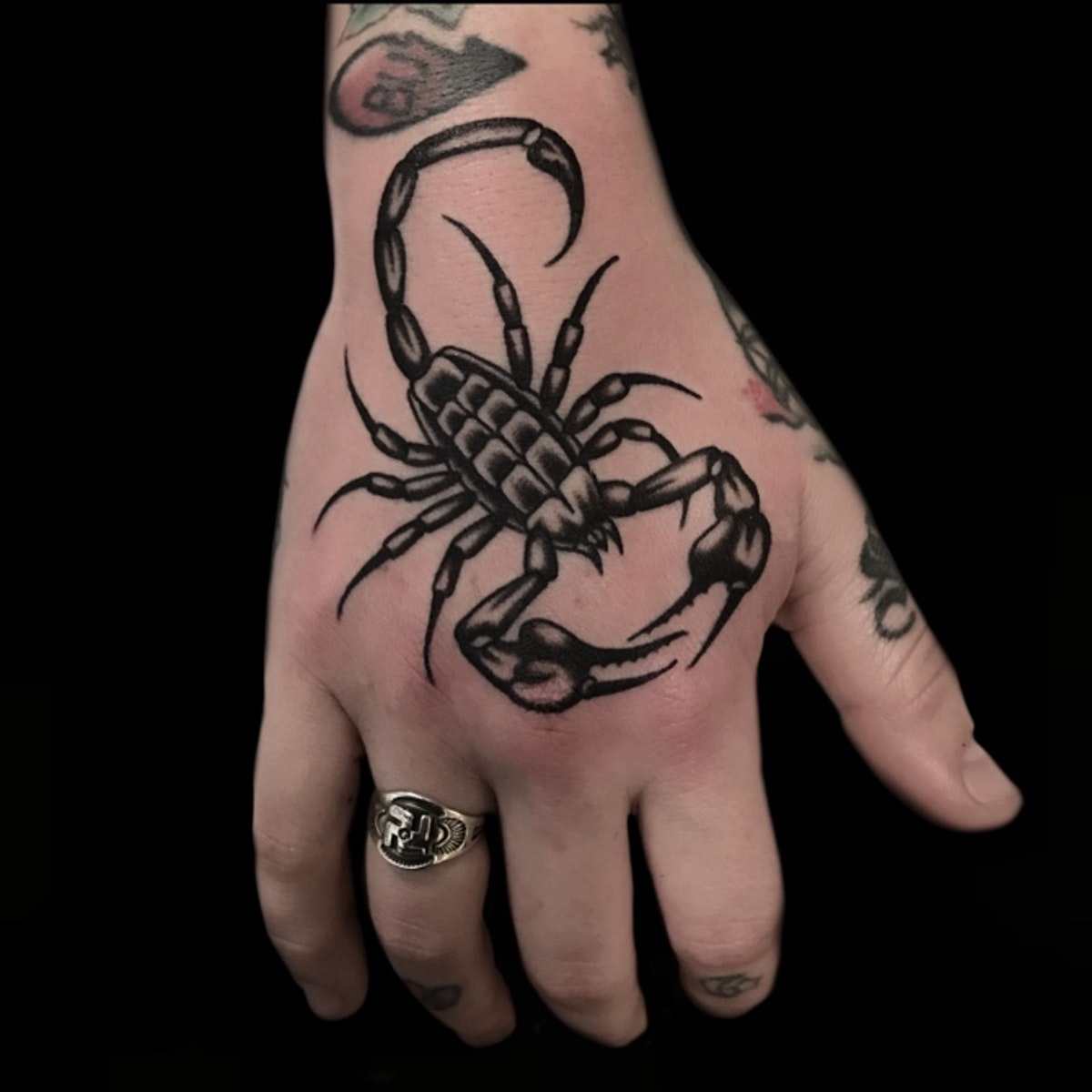 Скорпион на кисти руки