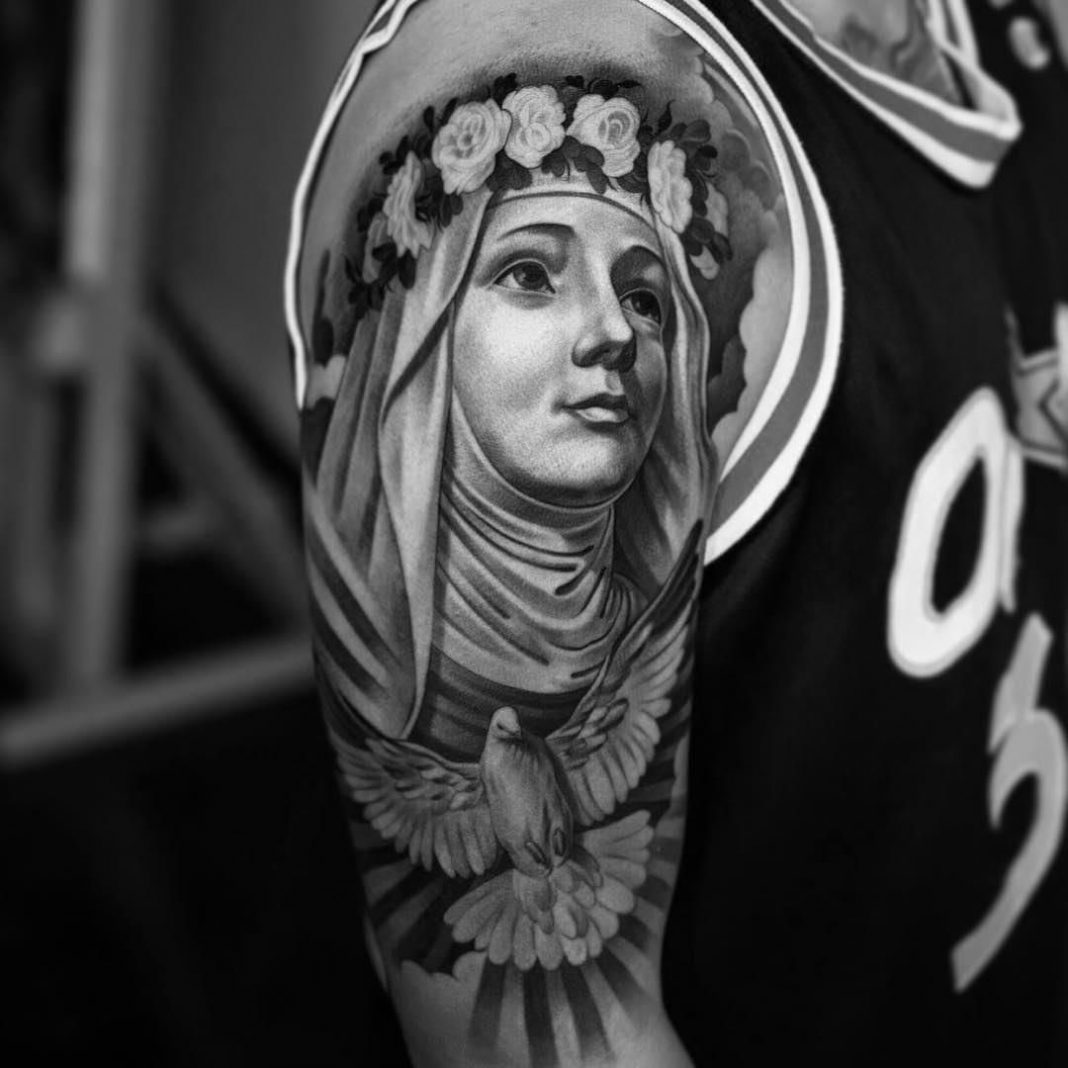 Татуировка с символом Дева для девушек.