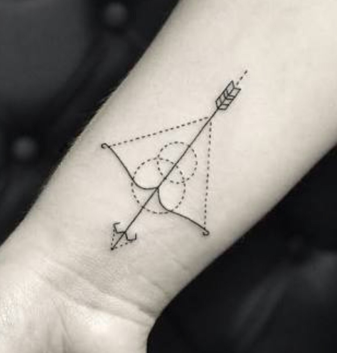 татуировка стрелец для девушки на руке