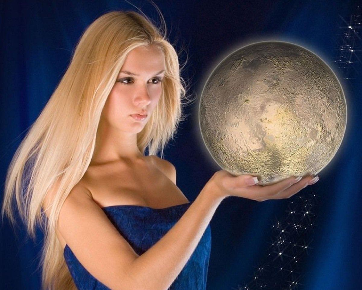 Девушка держит планету